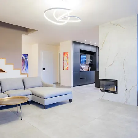 Rose Close To Vienna & Airport