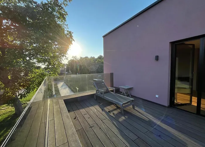 Rose Close To Vienna & Airport Apartment