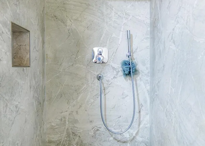 Rose Close To Vienna & Airport Maria Ellend